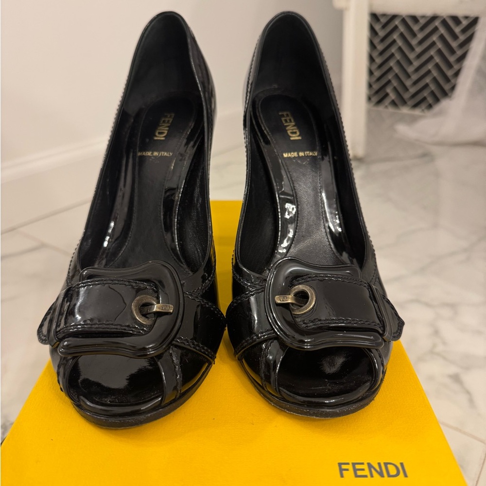 Fendi size 7 black patent leather heel